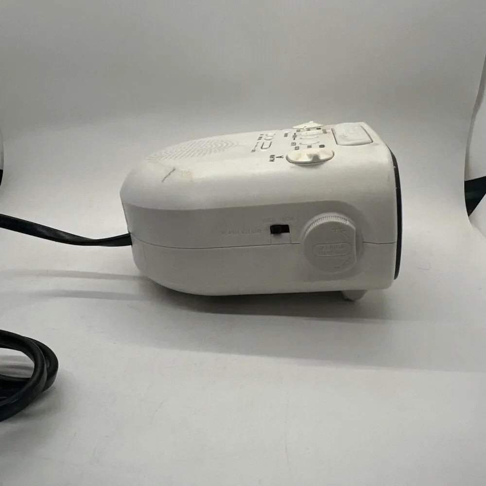 Sony Dream Machine ICF-C318 Auto Setting AM/FM Dual White Clock Radio.